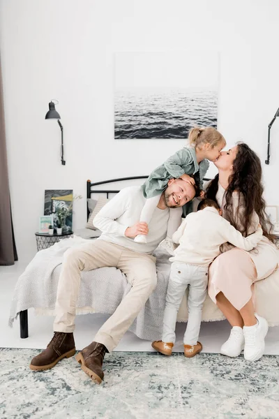 Ευτυχισμένη Οικογένεια Στο Κρεβάτι Κορίτσι Που Φιλάει Μητέρα — Φωτογραφία Αρχείου
