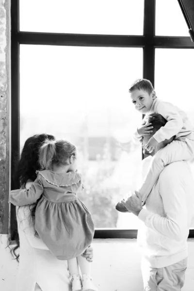 Pai Mãe Com Filhos Posando Pela Janela — Fotografia de Stock