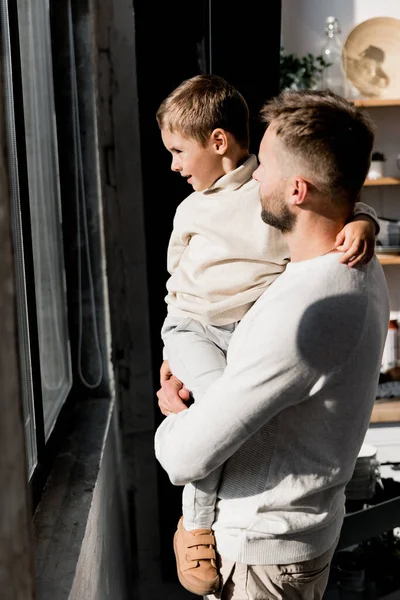 Jonge Vader Met Jongen Thuis Door Raam — Stockfoto