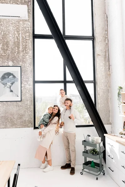 Padre Madre Con Niños Posando Por Ventana — Foto de Stock