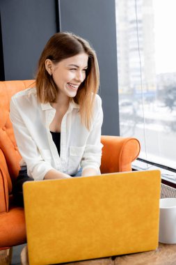 Modern ofis dizüstü bilgisayarda çalışan genç kadın