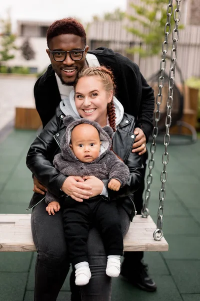 Jong Paar Met Baby Schommel — Stockfoto