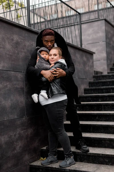 Jong Paar Met Baby Straat — Stockfoto