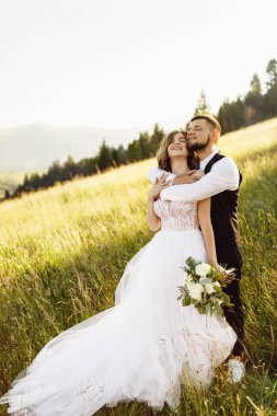 Genç aşık çift dağlarda yürüyor.