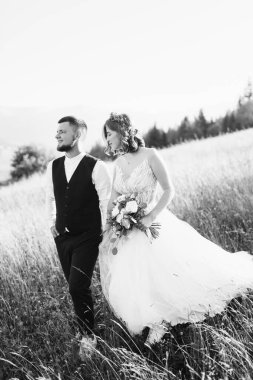 Siyah ve beyaz, aşık genç bir çiftin görüntüsü. 