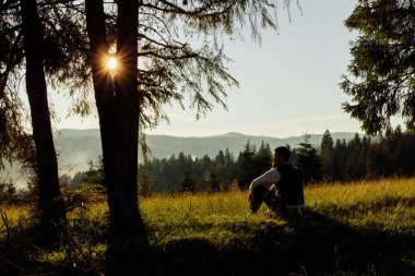 Yakışıklı genç damat doğada poz veriyor.