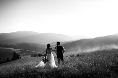 Siyah ve beyaz, aşık genç bir çiftin görüntüsü. 