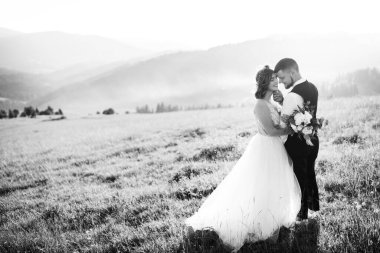 Siyah ve beyaz, aşık genç bir çiftin görüntüsü. 