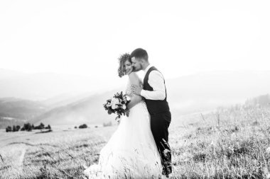 Siyah ve beyaz, aşık genç bir çiftin görüntüsü. 