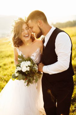 Gün batımında birbirlerine aşık güzel bir çift poz veriyorlar.  