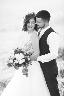 Siyah ve beyaz, aşık genç bir çiftin görüntüsü. 