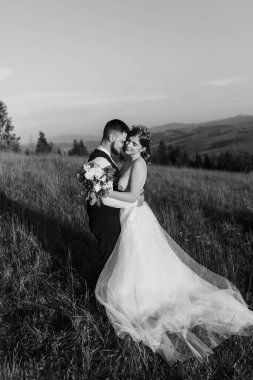 Siyah ve beyaz, aşık genç bir çiftin görüntüsü. 