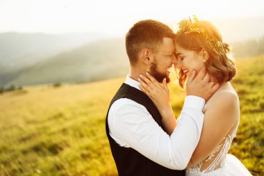 Doğada poz veren güzel bir düğün çifti.