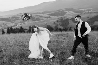 Siyah ve beyaz, aşık genç bir çiftin görüntüsü. 