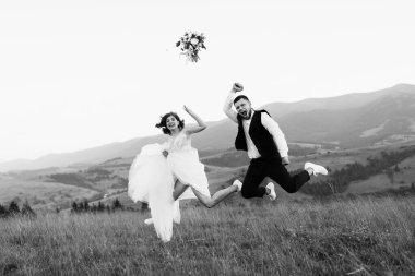 Siyah ve beyaz, aşık genç bir çiftin görüntüsü. 