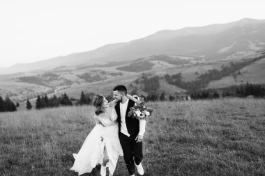 Siyah ve beyaz, aşık genç bir çiftin görüntüsü. 