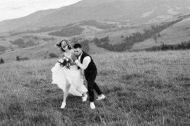 Siyah ve beyaz, aşık genç bir çiftin görüntüsü. 