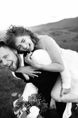 Siyah ve beyaz, aşık genç bir çiftin görüntüsü. 