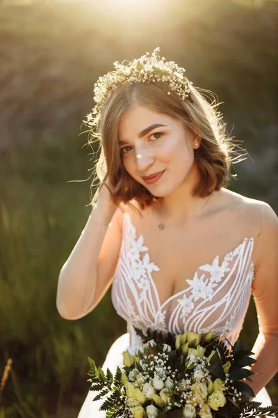 Bela Noiva Vestido Branco Com Buquê Flores — Fotografia de Stock