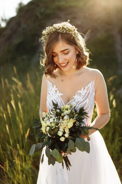 Bela Noiva Vestido Branco Com Buquê Flores — Fotografia de Stock