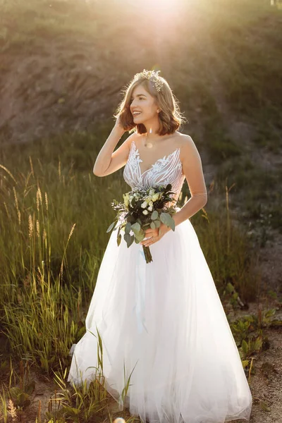 Gyönyörű Menyasszony Fehér Ruhában Egy Csokor Virággal — Stock Fotó