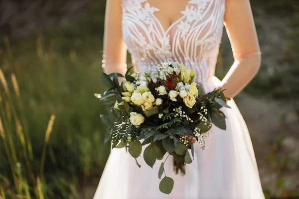 Gyönyörű Menyasszony Esküvői Ruhában Egy Csokor Virággal — Stock Fotó