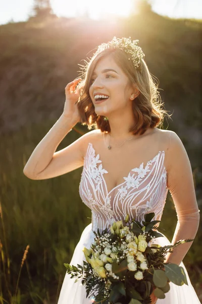 Belle Mariée Dans Une Robe Blanche Avec Bouquet Fleurs — Photo