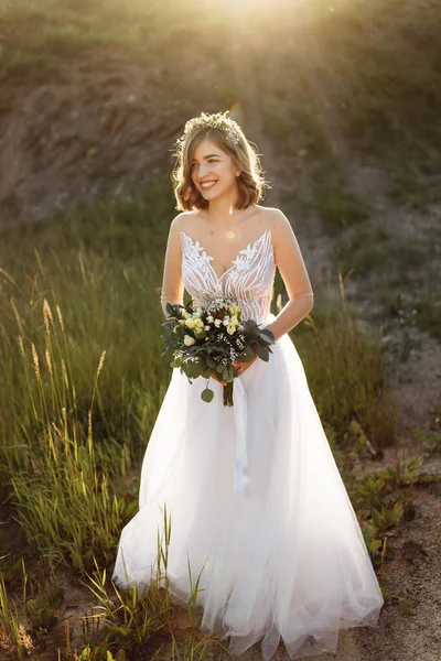 Bela Noiva Vestido Branco Com Buquê Flores — Fotografia de Stock