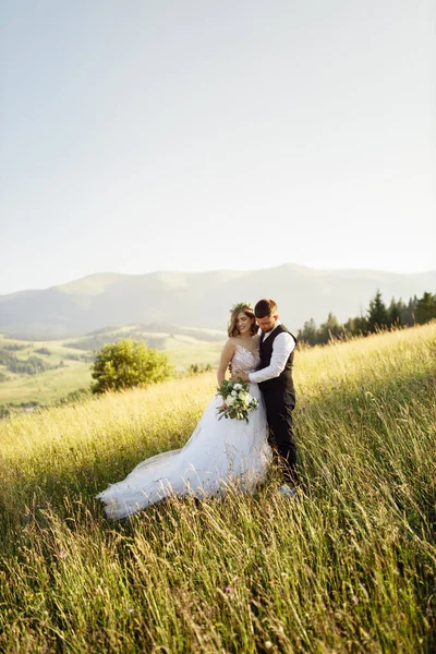 美しい若い夫婦が山を背景にポーズをとって — ストック写真