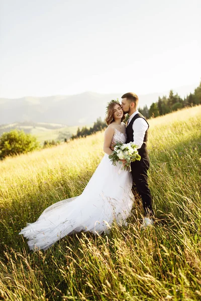 Schönes Junges Verliebtes Paar Posiert Vor Dem Hintergrund Der Berge — Stockfoto