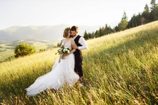 美しい若い夫婦が山を背景にポーズをとって — ストック写真