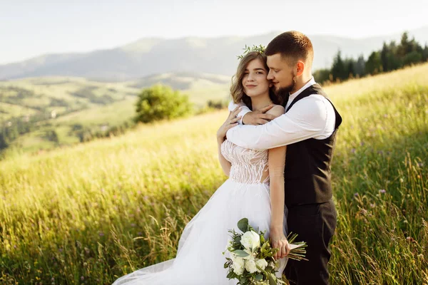 Schönes Hochzeitspaar Verliebt Die Natur — Stockfoto