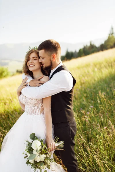 Belo Jovem Casal Apaixonado Posando Fundo Das Montanhas — Fotografia de Stock