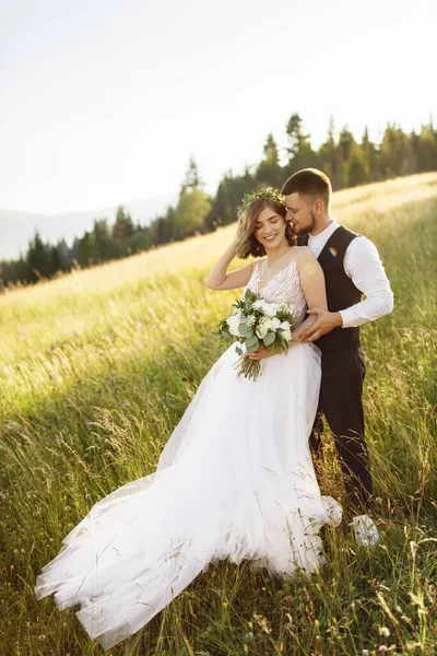 Belo Jovem Casal Apaixonado Posando Fundo Das Montanhas — Fotografia de Stock