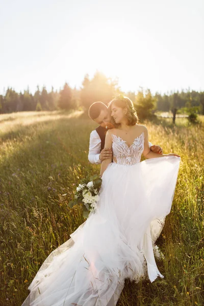 Braut Und Bräutigam Auf Einem Feld Mit Einem Blumenstrauß — Stockfoto
