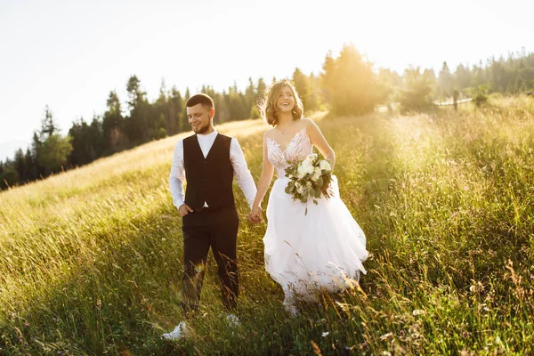 Parkta birbirine aşık güzel bir çift poz veriyor.