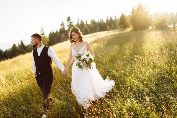 公園の美しい結婚式のカップル — ストック写真