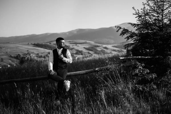 Feliz Jovem Noivo Posando Montanhas Preto Branco — Fotografia de Stock