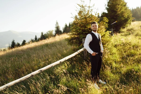 Yakışıklı Genç Damat Doğada Poz Veriyor — Stok fotoğraf