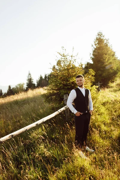 Guapo Joven Novio Posando Naturaleza — Foto de Stock