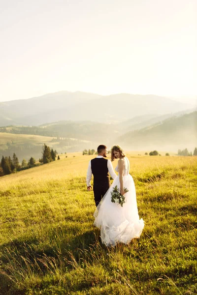 Belo Jovem Casal Casamento Amor Posando Nas Montanhas — Fotografia de Stock