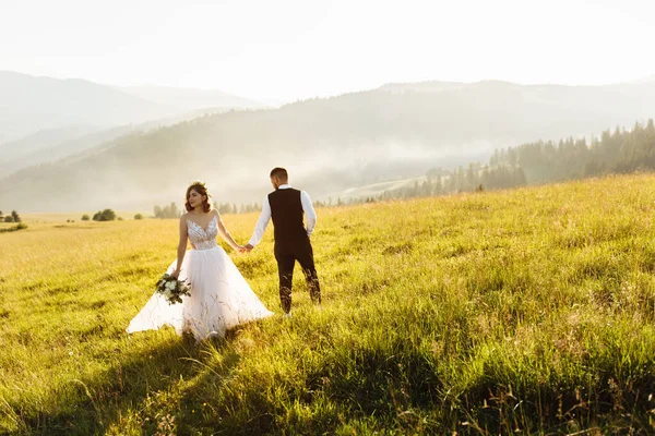 Belo Jovem Casal Casamento Amor Posando Nas Montanhas — Fotografia de Stock