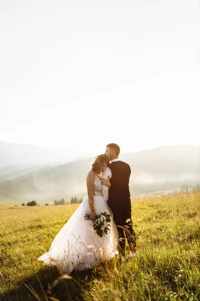Beautiful Young Wedding Couple Love Posing Mountains — ストック写真