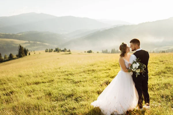 Belo Jovem Casal Casamento Amor Posando Nas Montanhas — Fotografia de Stock