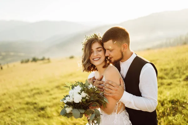 Belo Jovem Casal Casamento Amor Posando Nas Montanhas — Fotografia de Stock