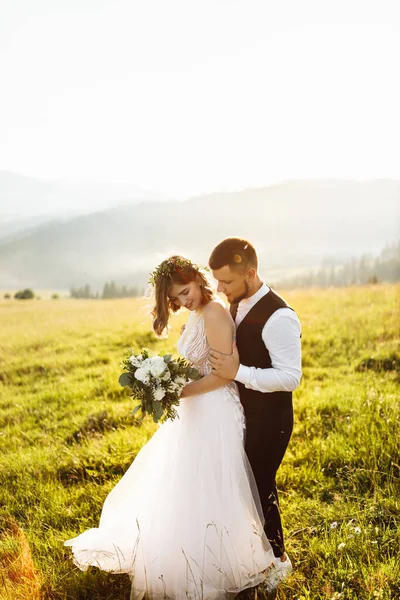 Belo Jovem Casal Casamento Amor Posando Nas Montanhas — Fotografia de Stock