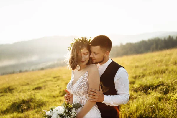 Schönes Junges Verliebtes Hochzeitspaar Posiert Den Bergen — Stockfoto