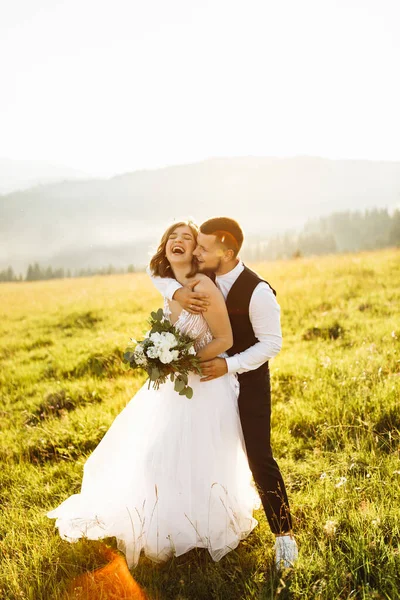 Mooi Jong Bruiloft Paar Liefde Poseren Bergen — Stockfoto