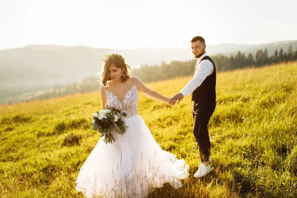 Красива Молода Весільна Пара Закохана Позування Горах — стокове фото