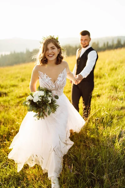 Schönes Junges Verliebtes Hochzeitspaar Posiert Den Bergen — Stockfoto